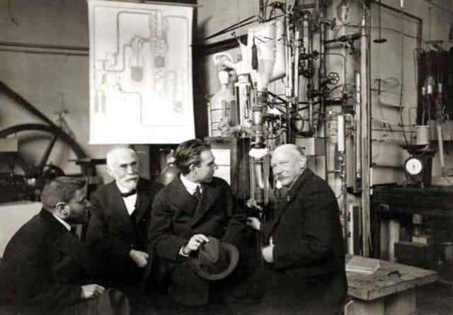 Paul Ehrenfest, Hendrik Lorentz, Niels Bohr, et Heike Kamerlingh Onnes (1919) dans le laboratoire de cryogénie à Leiden. © Wikipedia-Domaine public