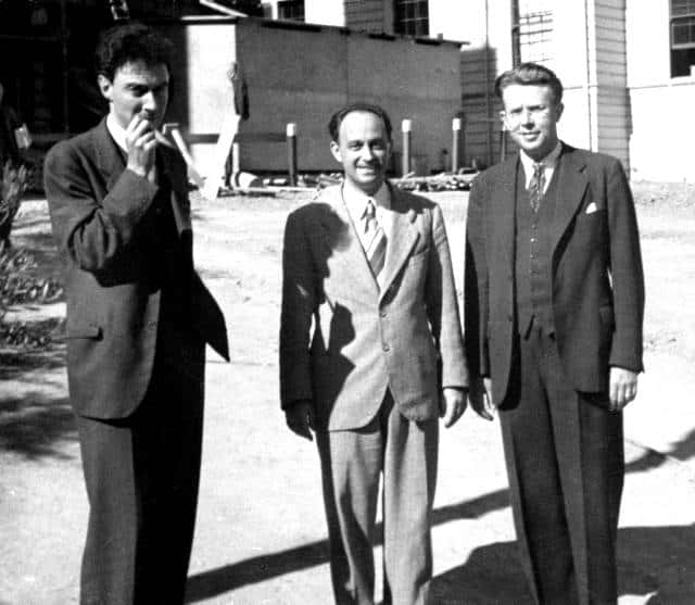 De gauche à droite, Robert Oppenheimer, Enrico Fermi et Ernest Orlando Lawrence, l'inventeur du cyclotron utilisé pour sonder le noyau. © Wikipedia, domaine public