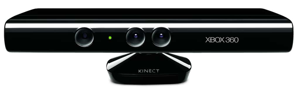 Le « senseur » de Kinect semble arborer trois yeux. Celui de gauche est en fait un émetteur infrarouge qui éclaire la pièce d’une lumière invisible à l’œil humain. Celui du milieu est une caméra et, à sa droite, cet œil-là est un capteur infrarouge construit en CMos. Il voit très mal et seulement en monochrome mais détermine les distances. Un objet renverra en effet plus ou moins d’infrarouge selon qu’il est loin ou près. «<em> Pour lui, ce qui est blanc est proche ; ce qui est noir est à l’infini </em>» résume Alex Kipman. Derrière, le logiciel de la XBox combinera l’image issue de la caméra avec celle de ce capteur pour déterminer les distances des formes repérées dans le champ. Le boîtier contient aussi deux microphones, à gauche et à droite. © Microsoft
