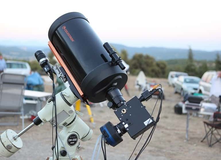 Un spectrographe installé derrière un télescope d'amateur permet désormais de disséquer la lumière des astres observés, un domaine jusque-là réservé aux professionnels. © C. Buil