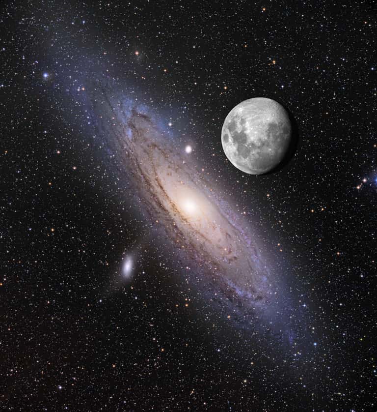 Une combinaison de deux images montrant la galaxie d'Andromède (M 31) avec la Lune. En bas à gauche, on distingue bien la petite galaxie M 110 en orbite autour de M 31. © Nasa/apod/Adam Block et Tim Puckett