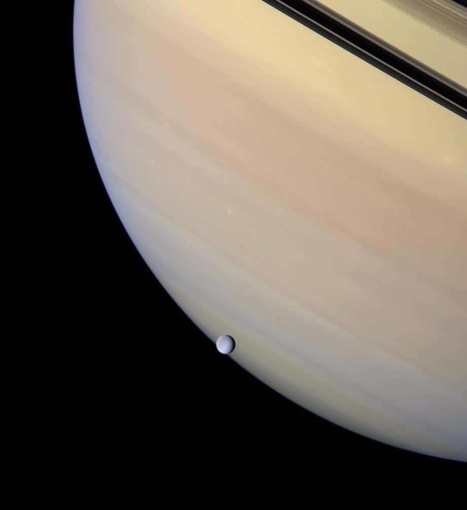 Rhéa passant devant Saturne. © Nasa