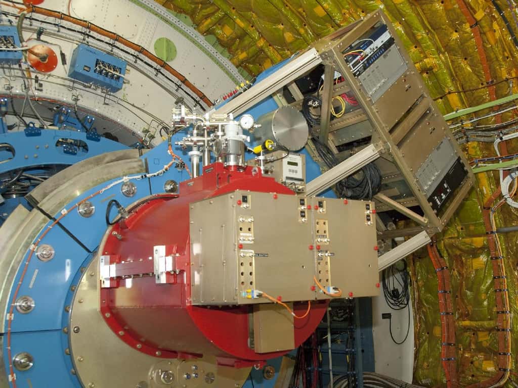 Le télescope Sofia et sa caméra infrarouge installés à l'intérieur du Boeing. © Nasa