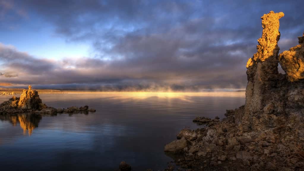 Le lac Mono, en Californie. C'est là, dans le sédiment boueux qu'a été découverte une bactérie de la famille des Gammaproteobacteria, souche GFAJ-1, à la curieuse tolérance à l'arsenic... © Nasa