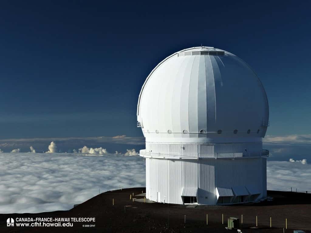 Le télescope Canada-France-Hawaï est perché à 4.200 mètres d'altitude, laissant sous lui les plus mauvaises couches atmosphériques. © CFHT