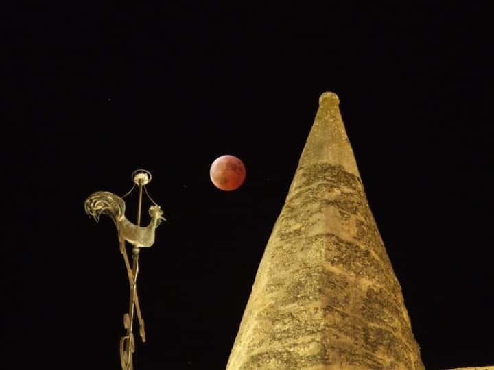 Une éclipse totale de Lune présente toujours une belle couleur orangée provoquée par le passage des rayons solaires à travers l'atmosphère terrestre. Celle-ci diffuse principalement la partie bleue du spectre, ce qui explique le bleu du ciel, puisqu'il ne reste que la partie rouge. © <a href="http://www.flickr.com/photos/jbfeldmann/" title="J-B Feldmann" target="_blank">J.-B. Feldmann<br /></a>