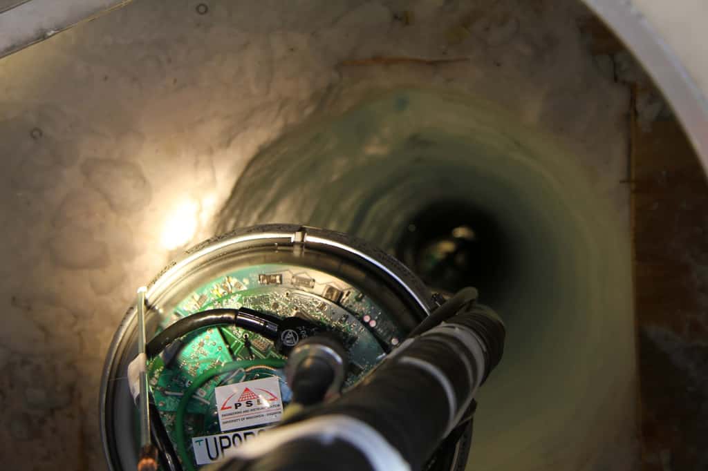 Le dernier capteur, ou DOM (<em>Digital Optical Module</em>), descend dans son puits le 18 décembre 2010. © R. Schwarz/NSF