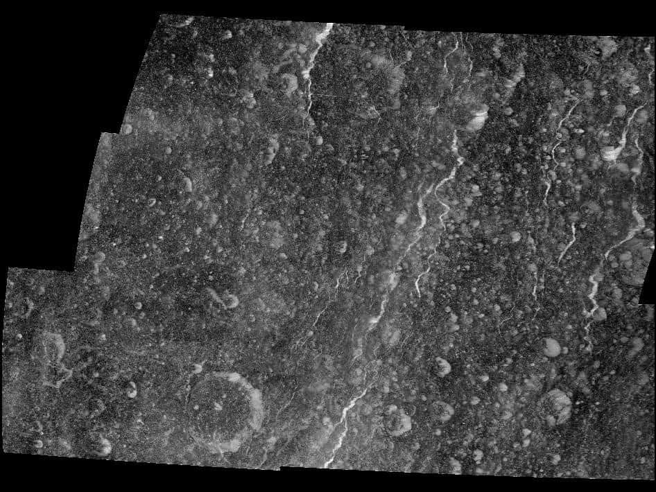 Le survol du 2 mars 2010 a été le plus favorable pour que la sonde Cassini révèle les dépôts de glace sur les falaises de Rhéa. © Nasa/JPL/SSI