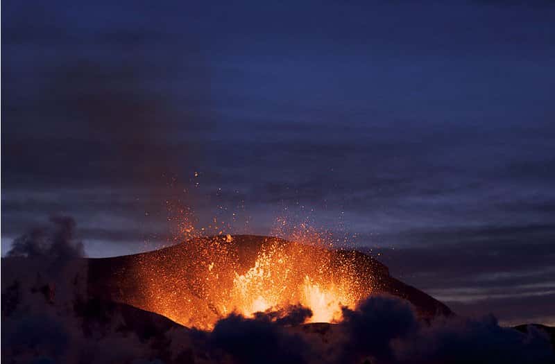 Éruption du volcan Eyjafjöll au niveau du col de Fimmvörðuháls au crépuscule. © Boaworm