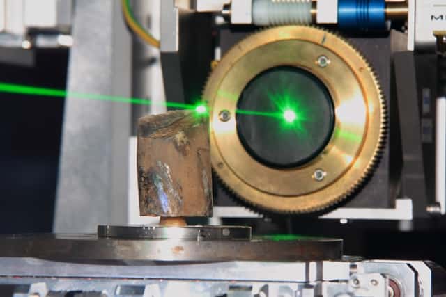 Le faisceau laser en vert montre la trajectoire des rayons X utilisés pour scanner un fossile de Baculite à l'ESRF. © I. Montero, ESRF
