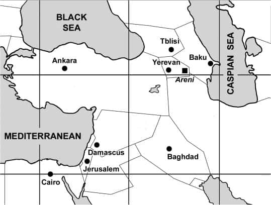 La grotte (notée ici <em>Areni</em>) se trouve à l'est de l'Arménie, non loin de la frontière avec l'Azerbaïdjan. Le mont Ararat, où Noé est censé avoir planté des vignes, se trouve à l'ouest, derrière la frontière turque. © Ucla