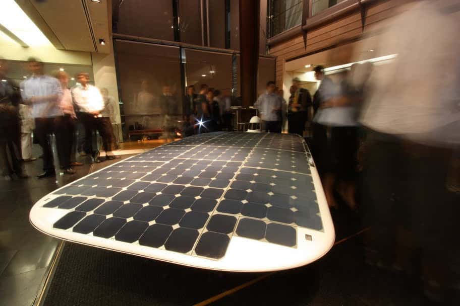 Une surface plane recouverte de panneaux photovoltaïques montée sur trois roues carénées et qui n'offre qu'une place très réduite à son pilote : c'est la Sunswift IVy. © Sunswift