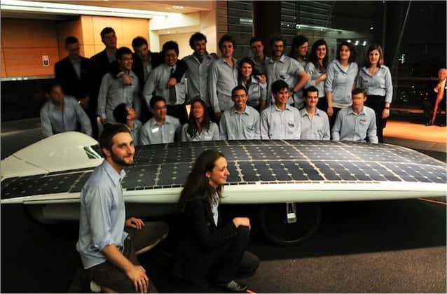 Les étudiants australiens de la <em>New South Wales University</em>, réunis autour de Daniel Friedman. © Sunswift