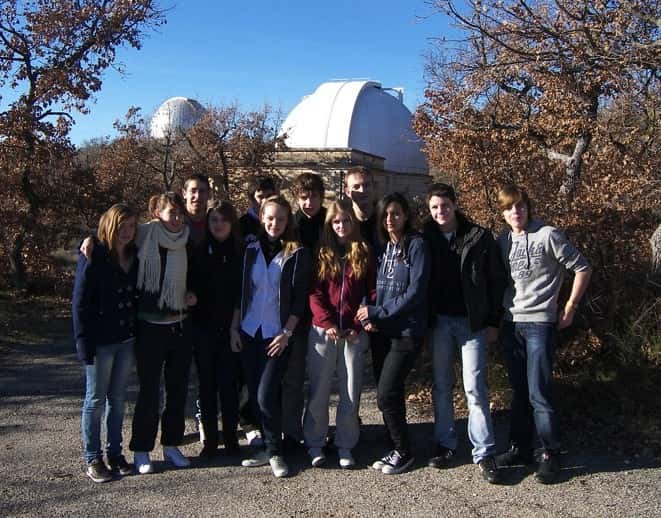 Les douze découvreurs posent devant les coupoles de l'observatoire de Haute-Provence. © DR