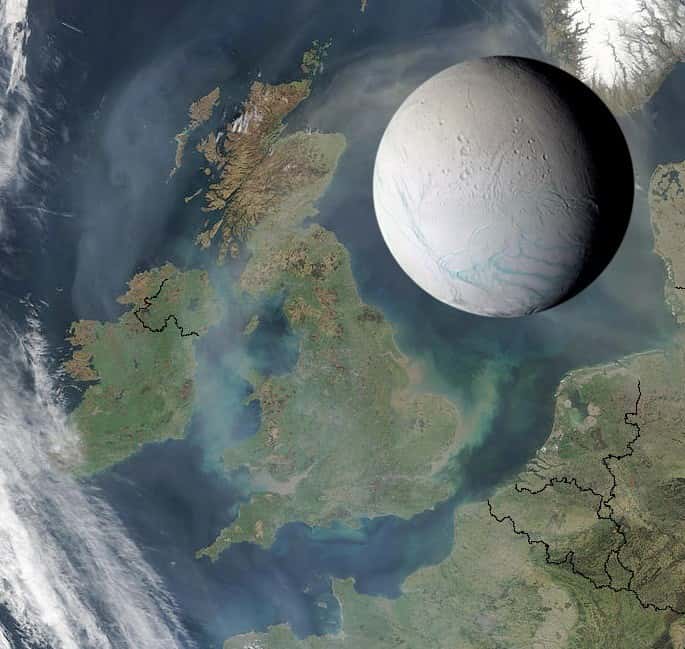 Encelade est vraiment une petite lune de Saturne comme on peut le voir sur cette image donnant l'échelle de sa taille en comparaison avec les îles britanniques. Expliquer d'où elle tire l'énergie qui la rend active n'est pas une mince affaire. © Nasa, JPL
