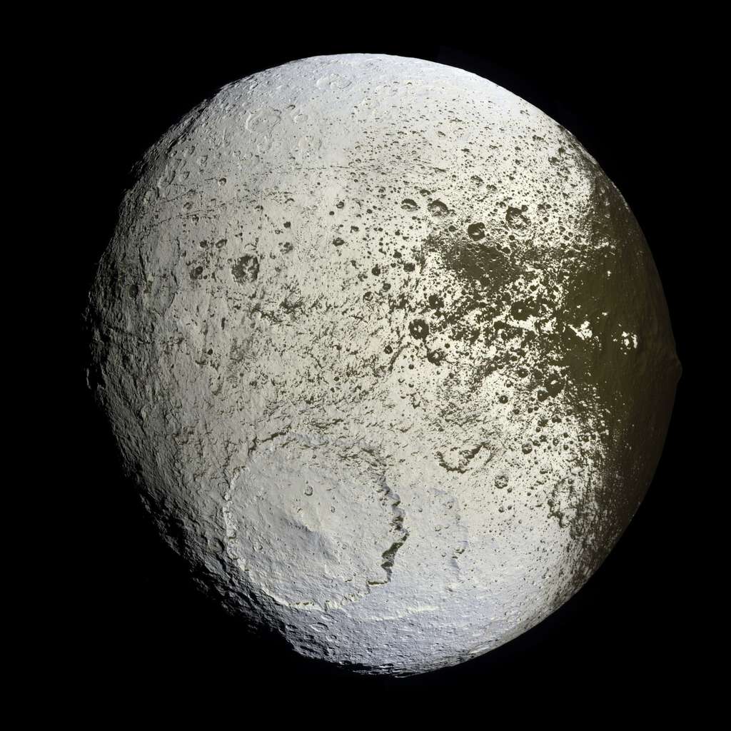 Une vue de Japet, l'une des lunes les plus mystérieuses de Saturne en raison de son bourrelet équatorial et de ses deux faces, l'une blanche, l'autre sombre. © Nasa, JPL