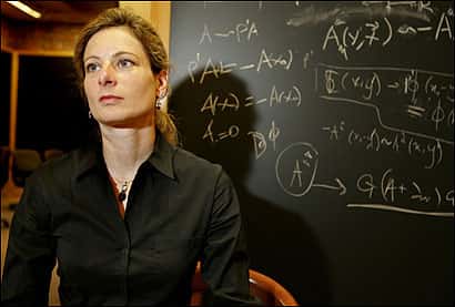 La physicienne Lisa Randall est devenue célèbre en proposant un modèle cosmologique compatible avec une masse de Planck très faible. Sa théorie prédisait une grande richesse de nouveaux phénomènes au LHC, dont la production de minitrous noirs. Malheureusement, les expériences n'ont pour le moment pas confirmé ces prédictions. © Matthew J. Lee