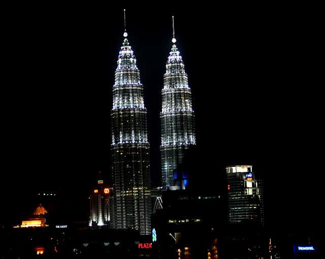 Un moustique OGM a peut-être vu les tours Petronas de Kuala Lumpur en Malaisie. © Phalinn, Flickr, by-nc-nd 2.0 