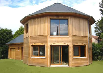 Les maisons en bois bénéficient d'un aspect écologique.  © DR