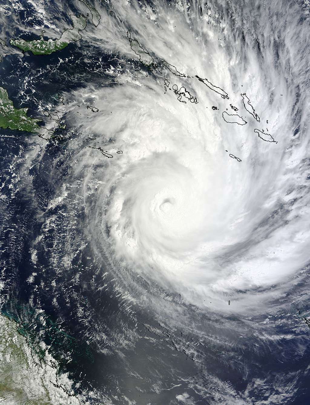 Le cyclone Yasi observé le 31 janvier par l'instrument Modis du satellite Terra (Nasa). En haut à gauche sont figurées les îles Salomon. Le cyclone se dirige vers le sud-ouest (en bas à gauche de l'image, donc). © <em>NASA MODIS Rapid Response Team</em>