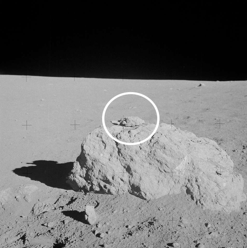 Une curiosité photographiée par Shepard et Mitchell au cours de leur promenade lunaire : le rocher de la tortue. © Nasa