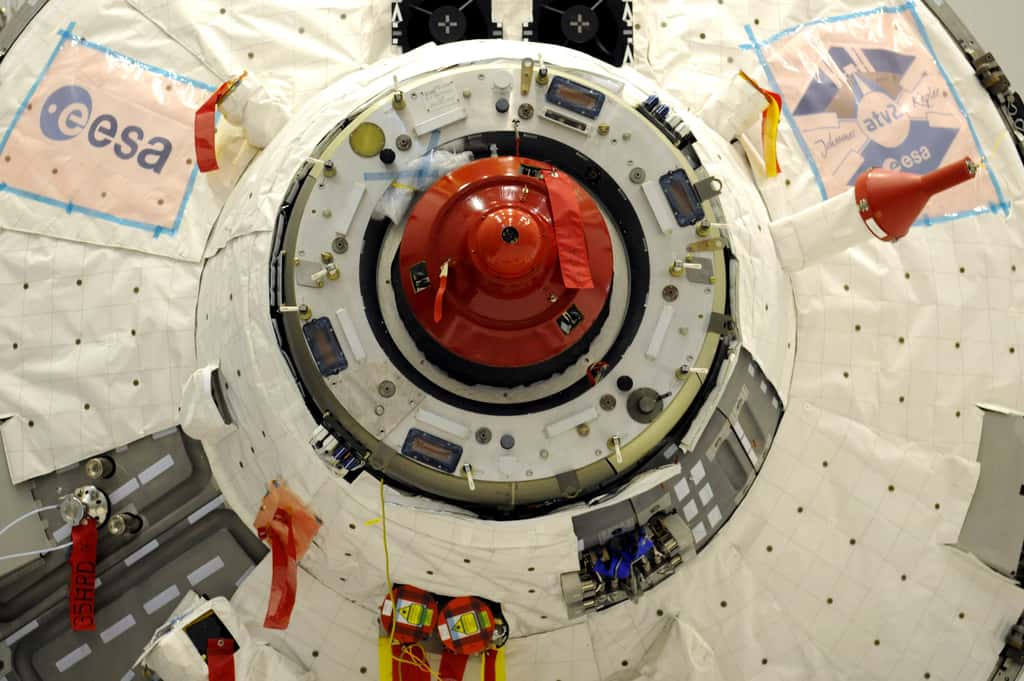   Le système d'arrimage à l'ISS, de conception et de fabrication russe, identique à celui qui équipe les vaisseaux Soyouz et les cargos Progress depuis plus de trente ans. L'ATV-2 s’arrimera au module de service russe Zvezda. © Astrium /C. Armieux, 2010