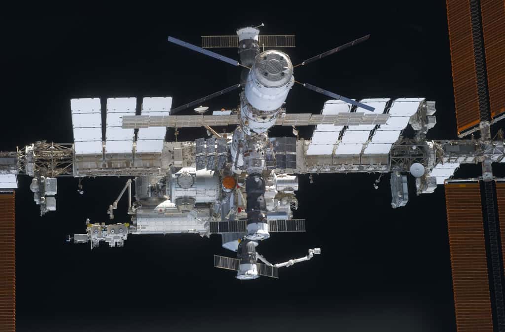 L'ISS avec certains de ses moyens d'accès, dont l'ATV européen, un cargo russe Progress et deux capsules Soyuz en permanence amarrés à la Station pour pouvoir évacuer l'équipage en cas de danger. © Nasa