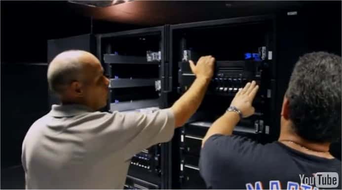 Watson est d'abord un superordinateur composé de 2.880 processeurs Power 7 travaillant en parallèle et répartis dans 90 serveurs Power 750 fonctionnant en réseau, auxquels s'ajoute une dizaine de boîtiers en rack pour les servitudes (entrée-sortie par exemple). C'est aussi un ensemble de logiciels d'analyse sémantique. © IBM/YouTube