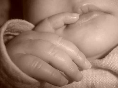 Les bébés, même s'ils ne parlent pas encore, ont déjà des notions de différences de langage. © Etolane, Flickr, CC
