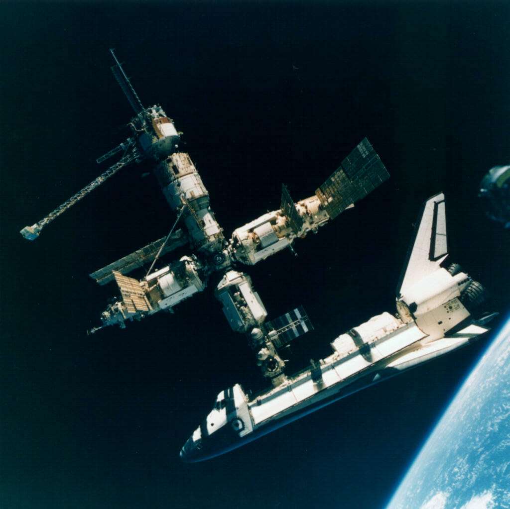 Atlantis a rejoint à six reprises, entre juin 1995 et septembre 1997, la station soviétique Mir. Pour l’occasion, elle était dotée d’un sas et d’un port d’amarrage spécifiquement conçu pour s’amarrer à Mir. © Nasa