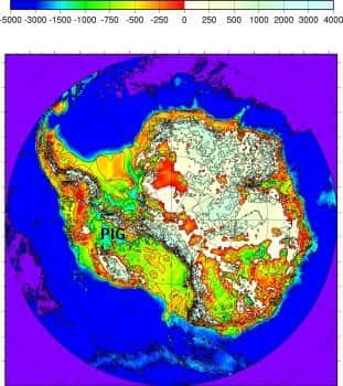 Figure 1 : Carte de l’altitude du socle antarctique. Les couleurs ont été choisies pour mettre l’accent sur la partie au-dessous du niveau de la mer. Le glacier de Pine Island (PIG, <em>Pine Island Glacier</em>) est le plus productif des glaciers de l'inlandsis antarctique. © CNRS Photothèque FRE2192 - LGGE - Saint-Martin d'Hères