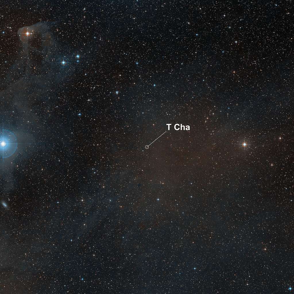 L’étoile <em>T Chamaeleontis</em> (T Cha) dans la constellation du Caméléon. Elle est très jeune, environ 7 millions d'années ce qui fait que son disque protoplanétaire ne s'est pas encore dissipé, ce qu'il ne va pas tarder à faire. © Davide De Martin
