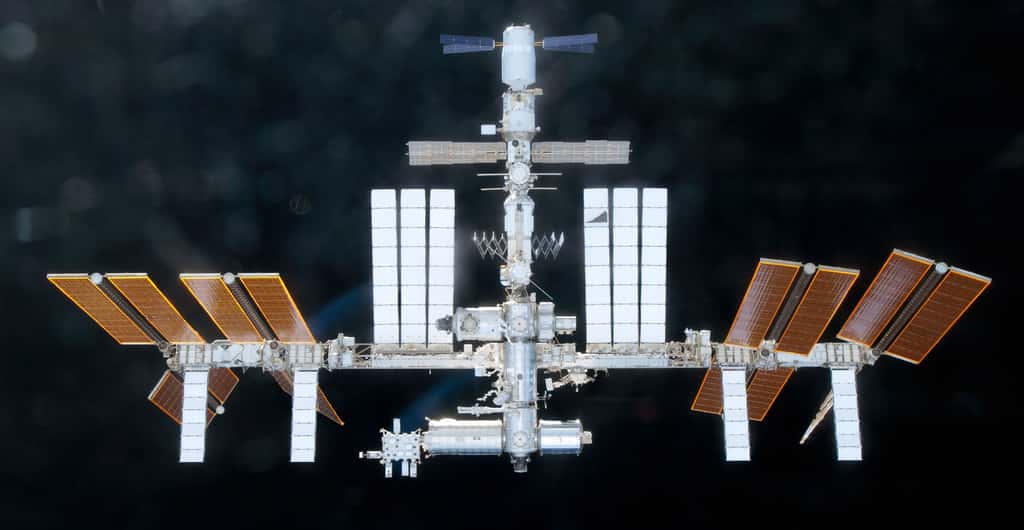 L'ATV-2 amarré à la Station, en haut sur cette image. © Nasa