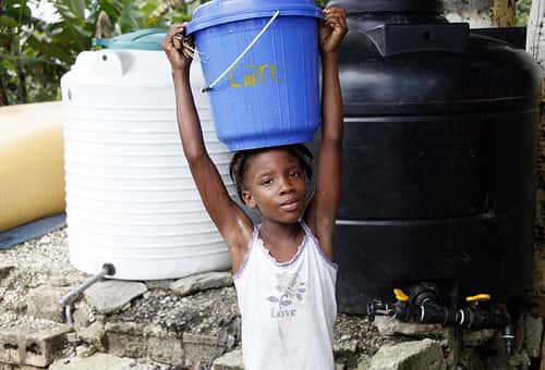 L'approvisionnement de la population en eau potable est une des nombreuses missions de l'aide humanitaire pour enrayer l'épidémie de choléra. © DFID/UK <em>Department for International Development</em>, Flickr, CC by-nc-nd 2.0