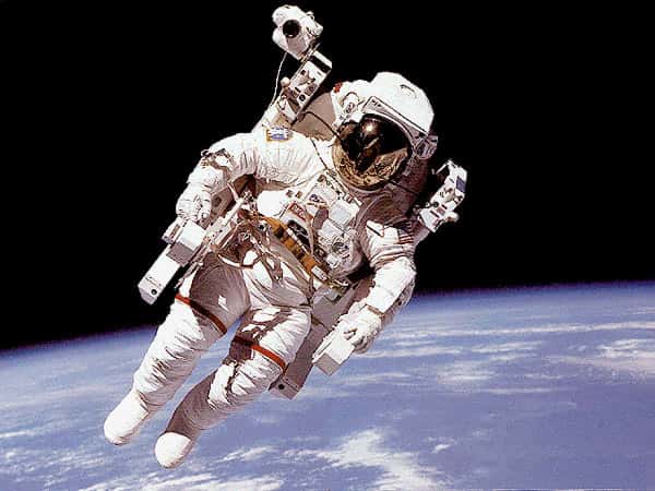 L'Américain Bruce McCandless et son <em>Manned Maneuvering Unit</em> (MMU), plus communément appelé scooter de l'espace, réalisant un vol libre autour de la navette Challenger. C'était en 1984. Aujourd'hui, l'engin n'est plus en service. © Nasa