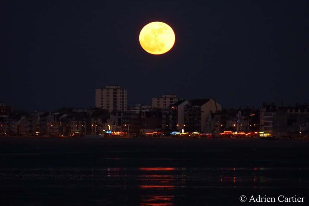 Pleine Lune du 19 mars 2011 depuis la digue de Malo-les-Bains à Dunkerque. © A. Cartier