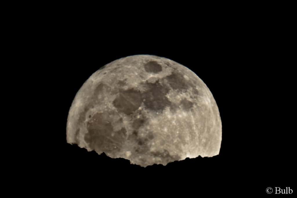 L'impressionnant spectacle qu'offrait la Pleine Lune du 19 mars vue dans un télescope lors de son lever. © Bulb