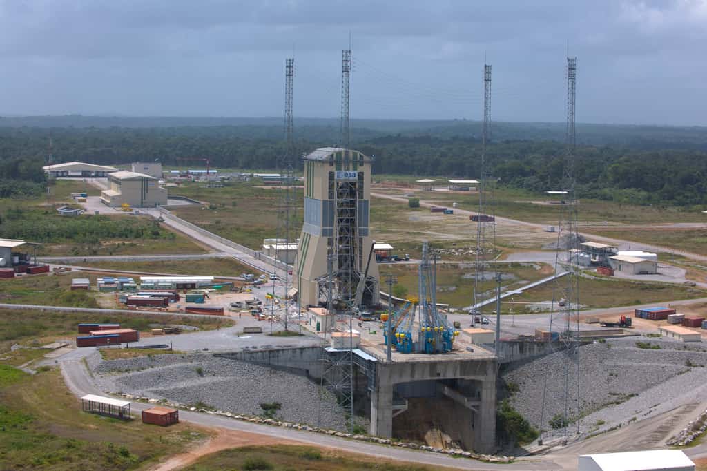 L'ensemble de lancement Soyuz se situe à une vingtaine de kilomètres à vol d'oiseau des installations au sol dédiées à Ariane 5 (ELA-3) sur le territoire de la commune de Sinnamary. Le site couvre une superficie d'environ 120 hectares et près de 20.000 m² d'infrastructures en dur seront construits. © Esa/S. Corvaja