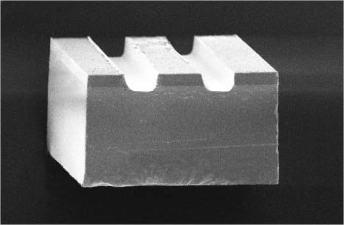 Magpier vu de près. La partie supérieure (ici creusée de deux sillons) est faite de nickel (pour ses propriétés ferroélectriques) et mesure 24 micromètres d'épaisseur. Elle repose sur un matériau piézoélectrique (PMN-PT), de 200 micromètres d'épaisseur. © Isir/Femto-ST