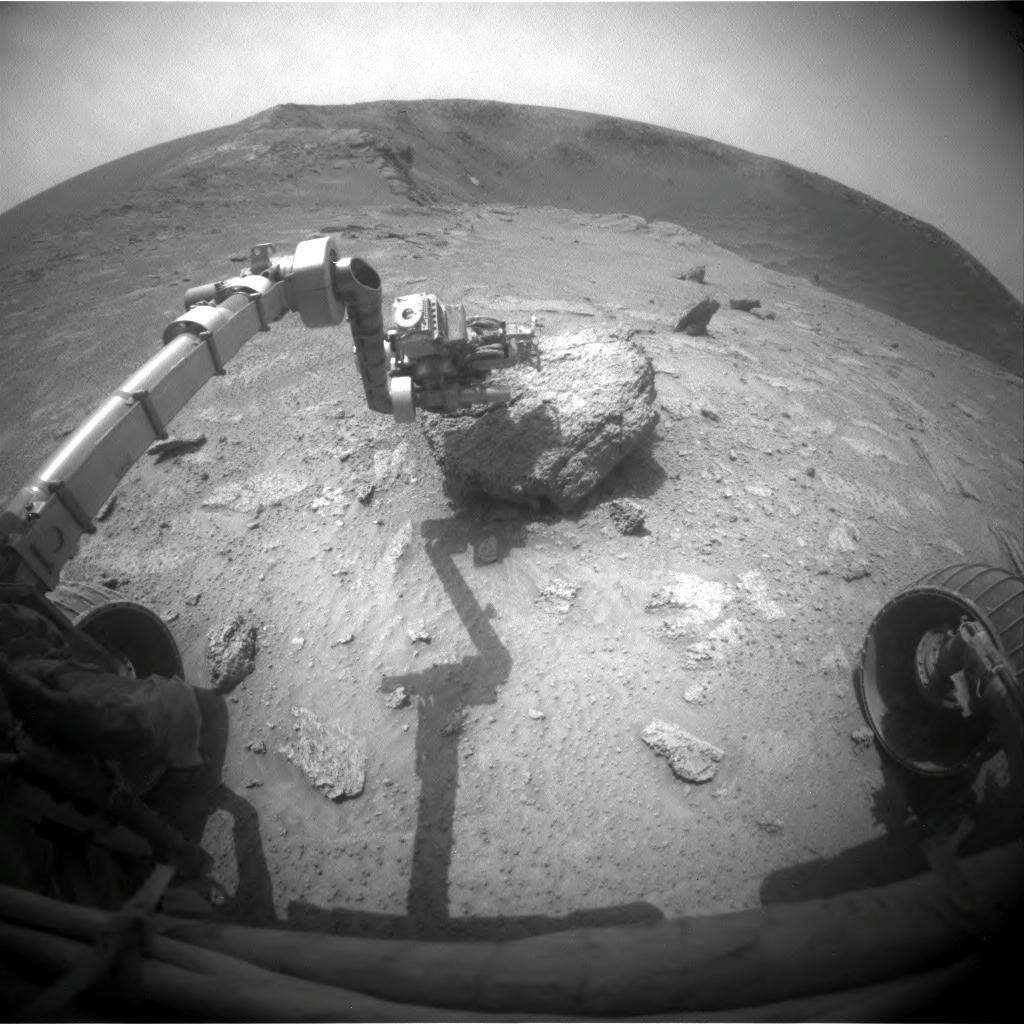 Le bras robotisé d'Opportunity a analysé Ruiz Garcia, un caillou au bord du cratère Santa Maria. © Nasa/JPL/Cornell  