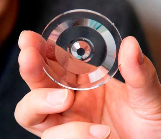 Une vue de la lentille en Plexiglas taillée par les ingénieurs. © <em>Ohio State University</em>