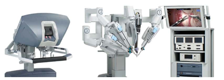 Le robot da Vinci, de la société Intuitive Surgical. De gauche à droite : la console de commande, le système à quatre bras s’installant au-dessus du patient, la colonne d’endoscopie avec l’image des instruments à l’intérieur du patient. © DR