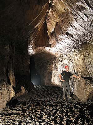 Richard Oslisly dans la grotte Mugumbi, au cours de l'expédition Abanda 2010, qui a bénéficié d'un important soutien logistique de la Fondation Iguéga, du docteur Marco Marti et de l’IRD.  © Olivier Testa