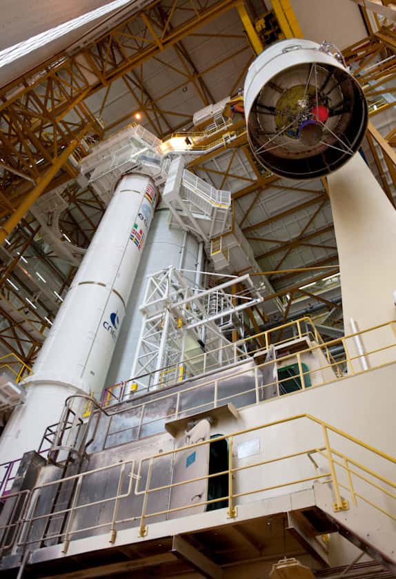 Intégration de l'étage supérieur du lanceur Ariane 5. © 2011/Esa/Cnes/Arianespace &amp; CSG/G. Barbaste