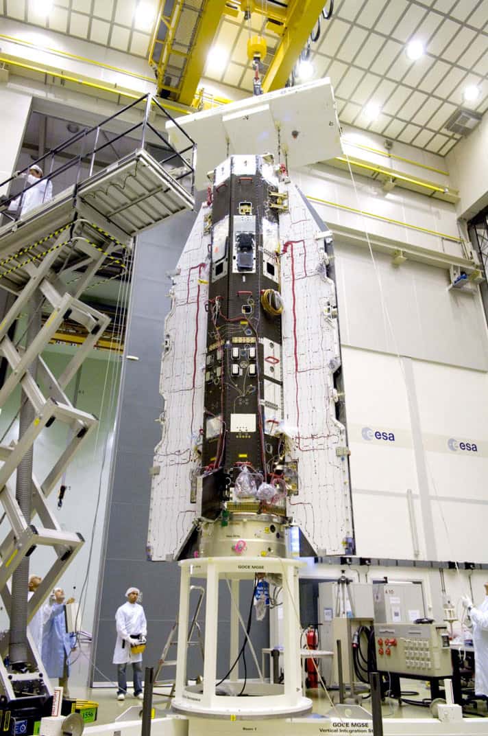 Goce a été réalisé par un consortium européen. Astrium a fabriqué la plateforme et Thales Alenia Space, en plus de la maîtrise d'œuvre satellite, a fourni le gradiomètre, l'instrument principal de la mission, en étroite collaboration avec l'Onera. La mission se poursuivra jusqu'à fin 2012. © Esa