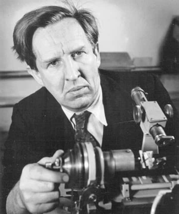 John Desmond Bernal a été le premier à déterminer la structure cristallographique du graphite. Il a été un des pionniers de l'application des rayons X pour l'étude des molécules biologiques. © W.Suschitzky-Nature