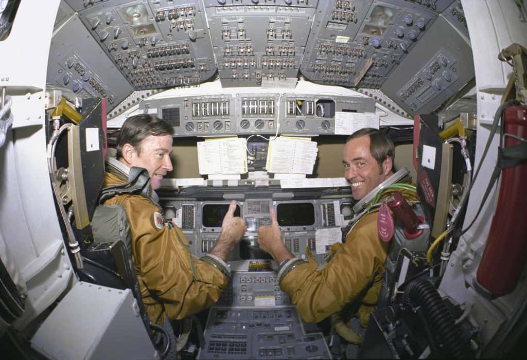 Les astronautes John W. Young et Robert L. Crippen dans le poste de pilotage de Columbia lors du premier vol d'une navette. © Nasa
