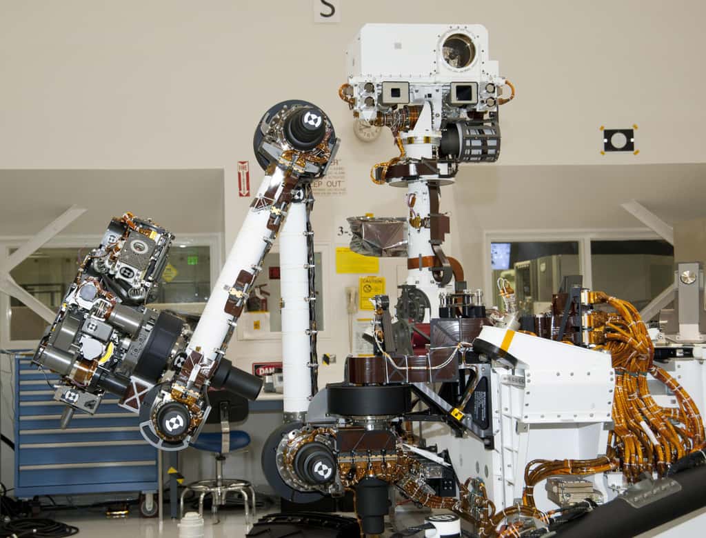 Le bras et le mât, sur lesquels sont installés des instruments scientifiques et de navigation (avril 2011). © Nasa/JPL-Caltech