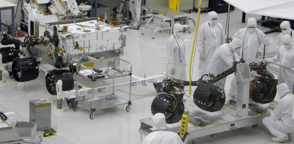 Doté d'un train de six roues motrices de 50 centimètres de diamètre, ce rover devrait parcourir plus de 20 kilomètres sur la surface de Mars pendant les deux années terrestres que doit durer sa mission (juillet 2010). © Nasa/JPL-Caltech