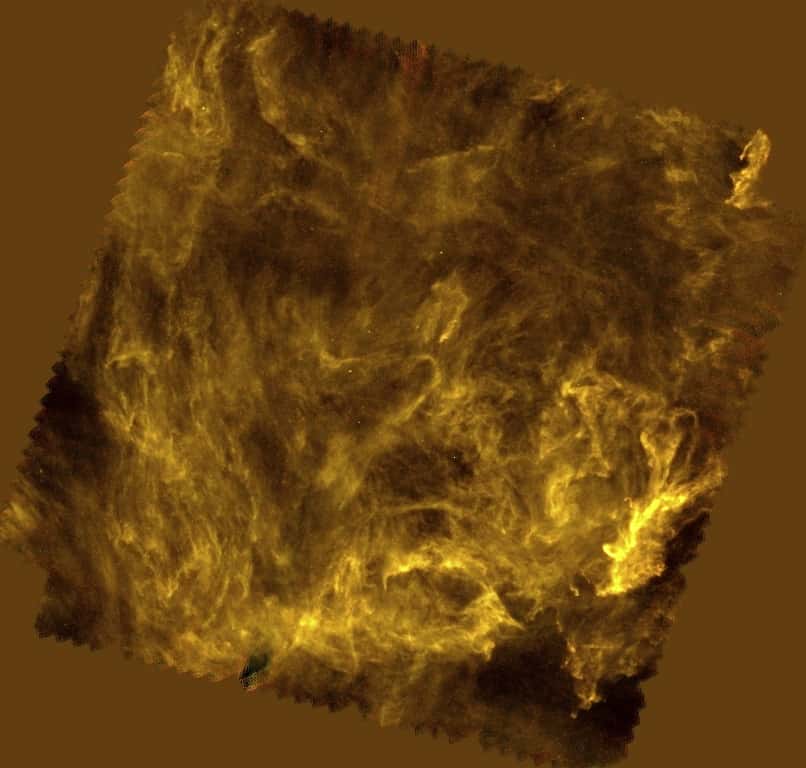 Le réseau de filaments interstellaires dans la nébuleuse de poussières de l'étoile polaire (un cirrus galactique) observé par l'Observatoire spatial Herschel de l'Esa à des longueurs d'onde dans l'infrarouge de 250, 350 et 500 microns. Ces filaments ne possèdent pas encore d'étoiles en formation. © Esa/Herschel/SPIRE/Ph. André (CEA Saclay)